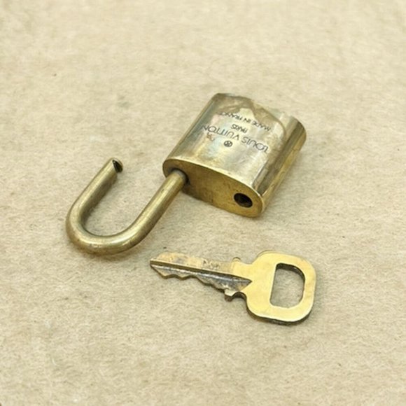 Authentic LOUIS VUITTON LV 10 SET PADLOCK KEY BAG CHARM CADENA GOLD-PLATED - Picture 3 of 4